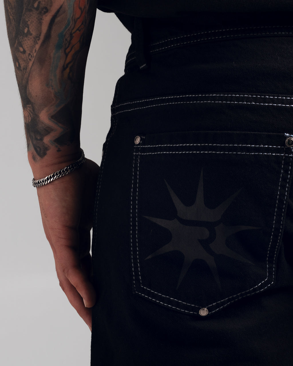 THE BLACK DELUXE